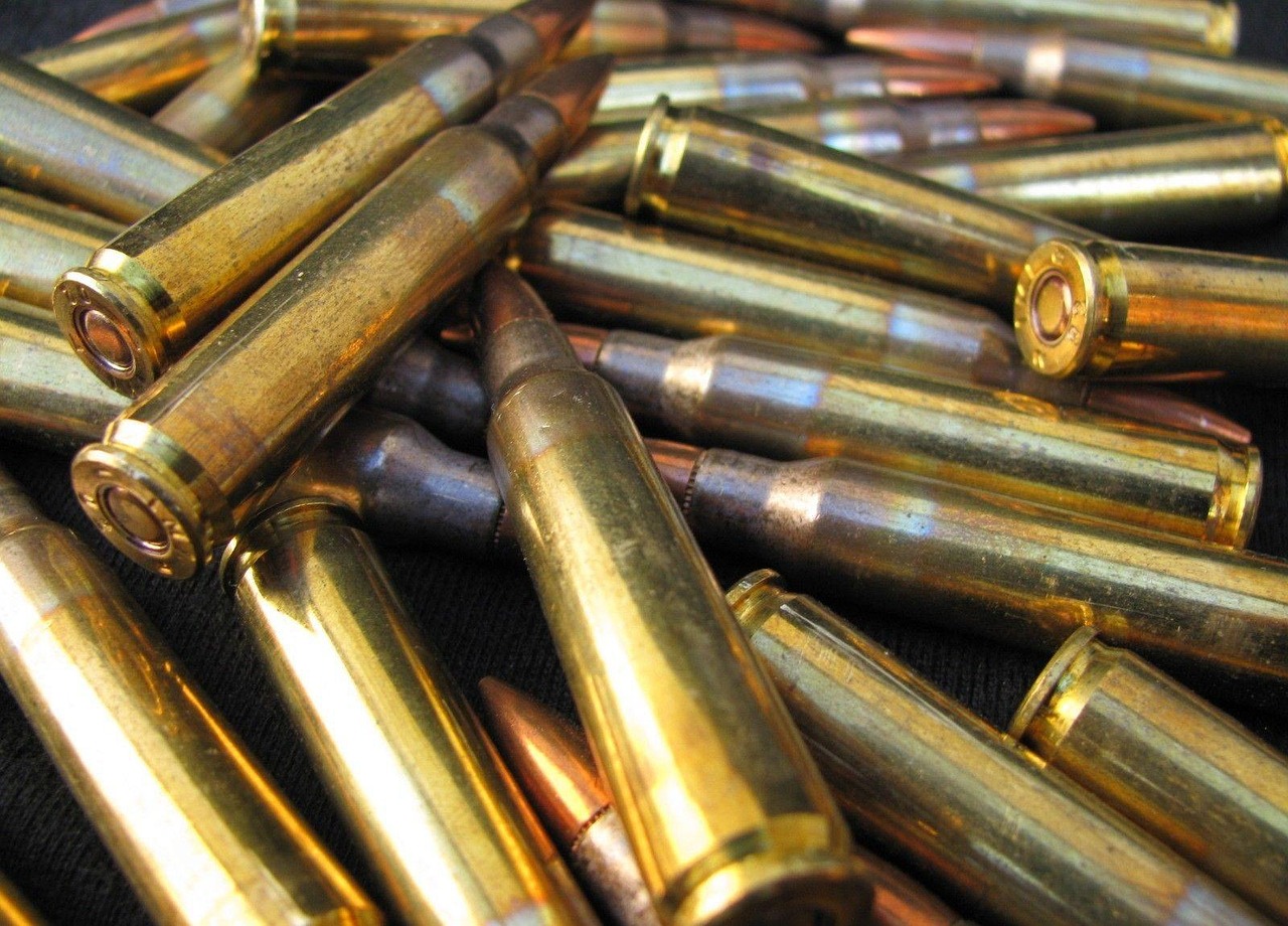 Munition als Symbol für Investitionen in die Rüstungsindustrie im Kontext von Pensionskassen