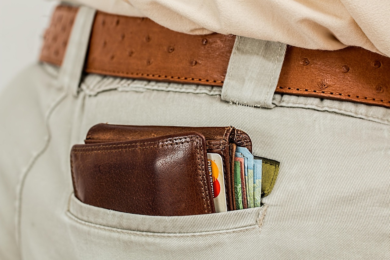 Portemonnaie mit Bargeld und Karten in einer Hosentasche