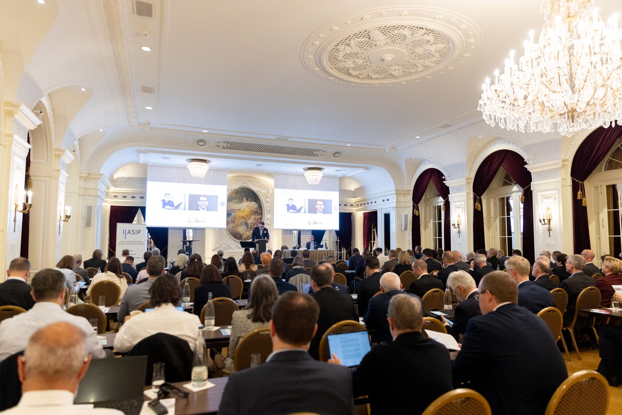 Gut besuchte Konferenz mit Podium und Präsentation in einem grossen Saal