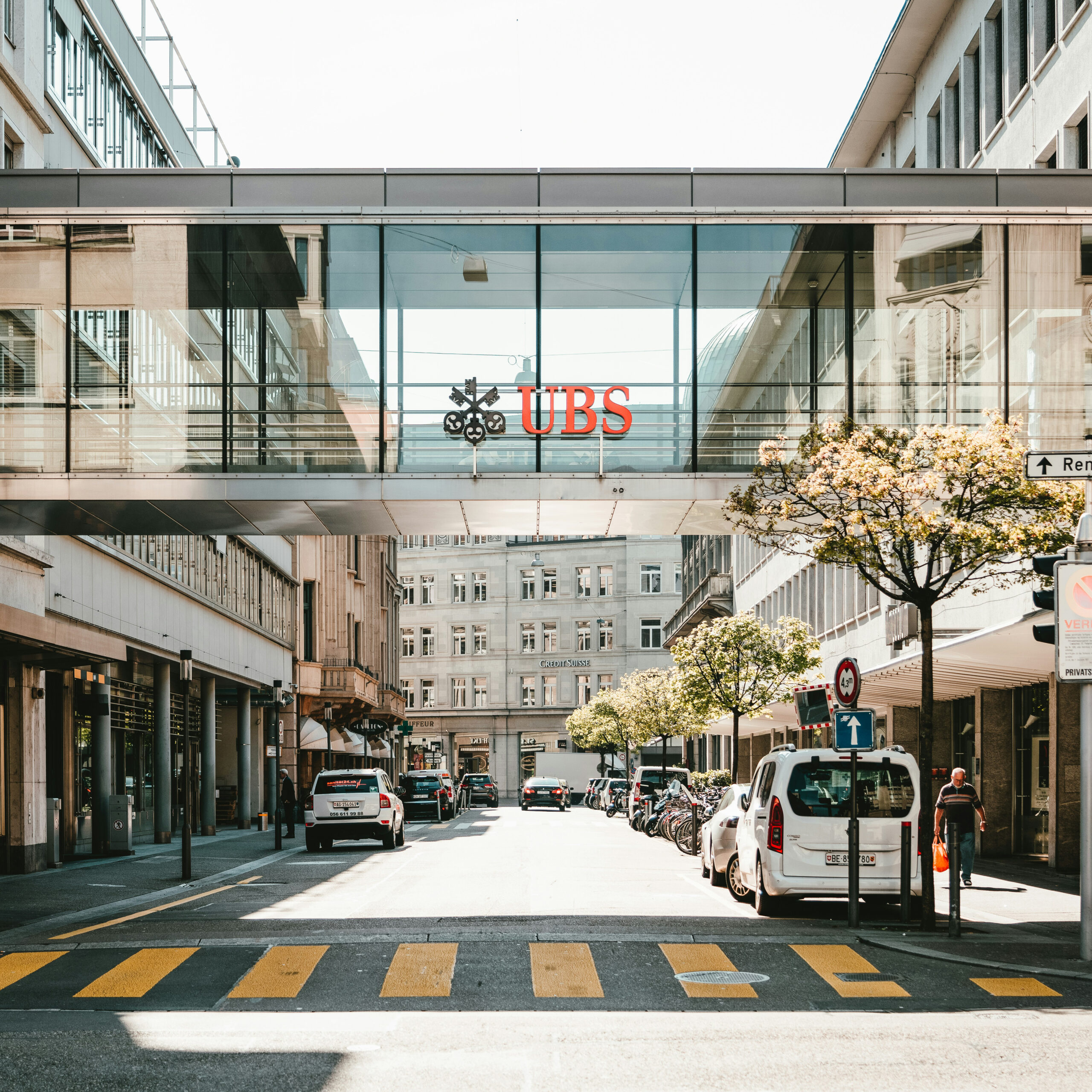 UBS Gebäude in Schweizer Stadt – Thema Negativzinsen und Auswirkungen auf Pensionskassen